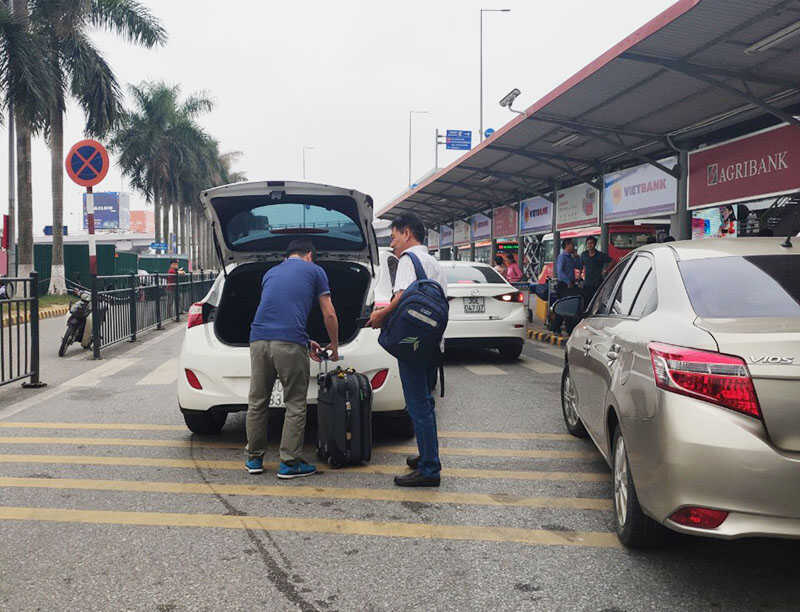 Các bước đặt xe 4 chỗ đón khách cá nhân sân bay Tân Sơn Nhất chuyên nghiệp