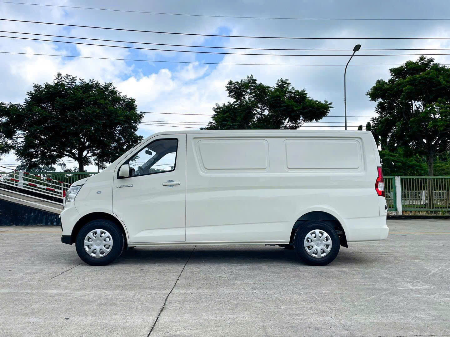 Xe Tải Van Tera V8 2 Chỗ: Báo Giá Chi Tiết Và Hướng Dẫn Lựa Chọn Tối Ưu